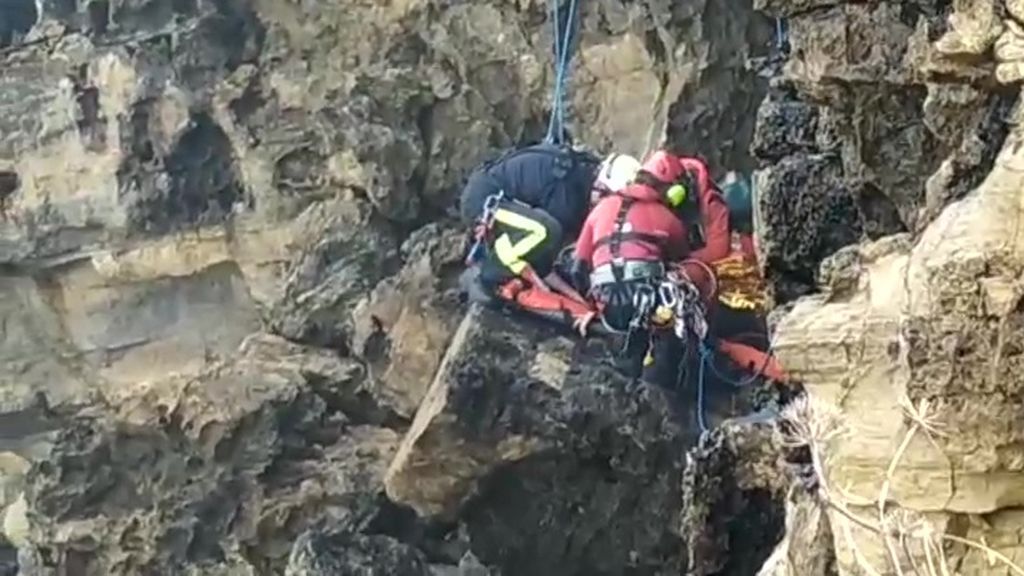 Rescatado un varón de 51 años en un acantilado de la zona del Rinconín, en Gijón