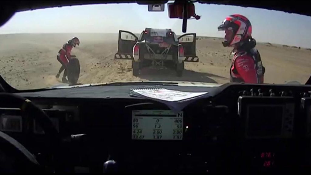 Fernando Alonso le cede una rueda de repuesto a un compañero en mitad del Dakar