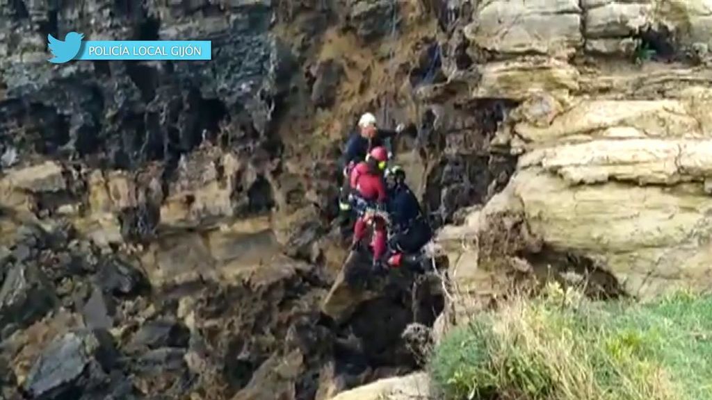 El angustioso rescate de hombre en un acantilado de Gijón