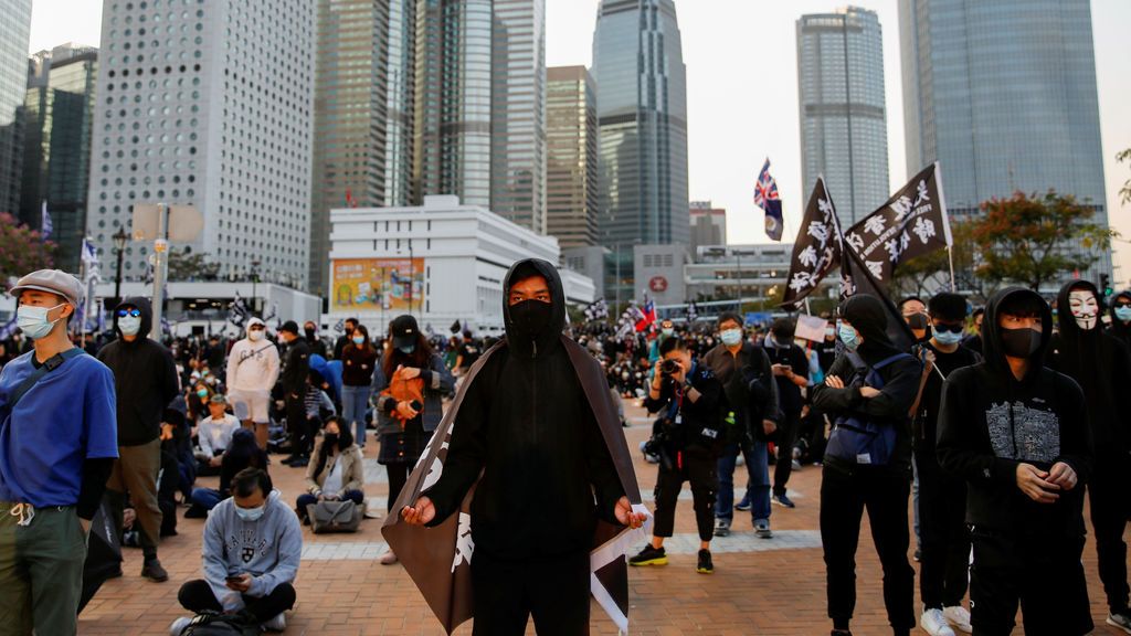 La Policía de Hong Kong detona una bomba de supuestos manifestantes contra el Gobierno La Policía de Hong Kong detona una bomba de supuestos manifestantes contra el Gobierno