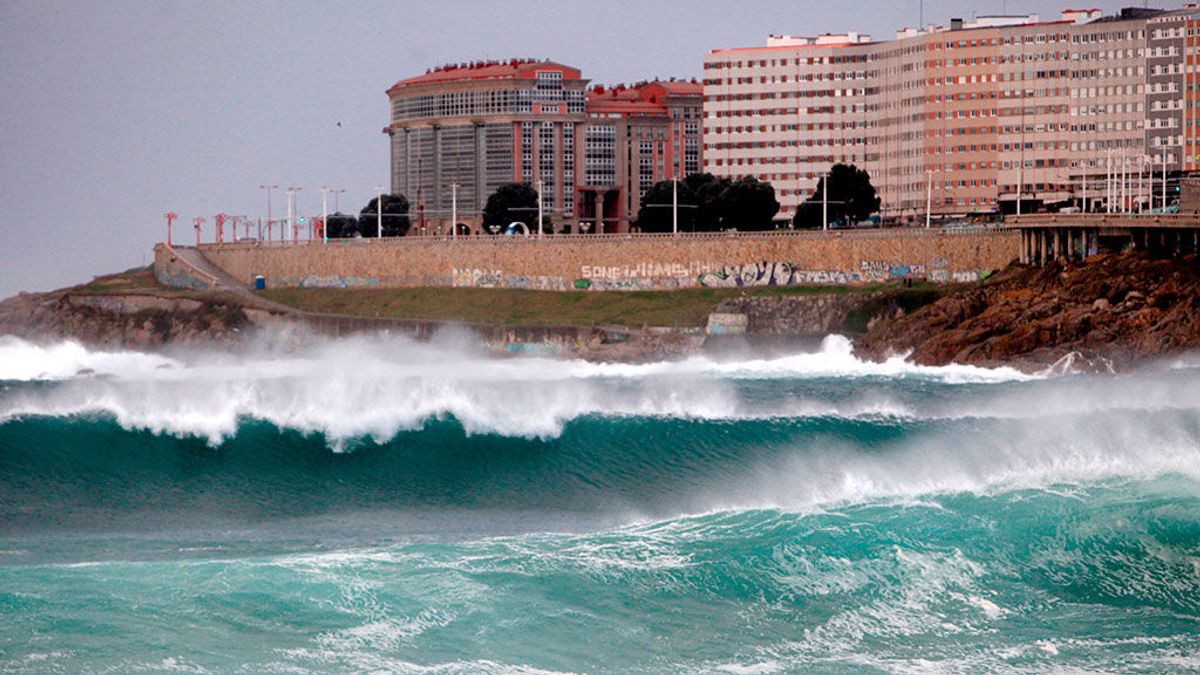 La borrasca 'Brendan' pone en alerta por fuertes vientos y oleaje el norte de España La borrasca 'Brendan' pone en alerta por fuertes vientos y oleaje el norte de España