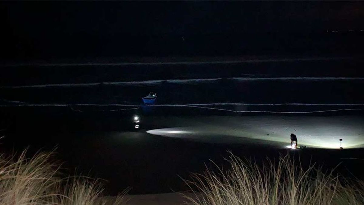 Buscan a un hombre que cayó al mar al volcar su barco en Laredo Buscan a un hombre que cayó al mar al volcar su barco en Laredo