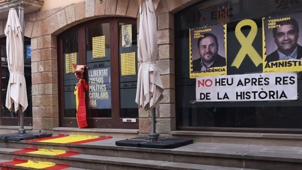 Colocan una cabeza de cerdo en la sede de ERC en Solsona, Lleida Colocan una cabeza de cerdo en la sede de ERC en Solsona, Lleida