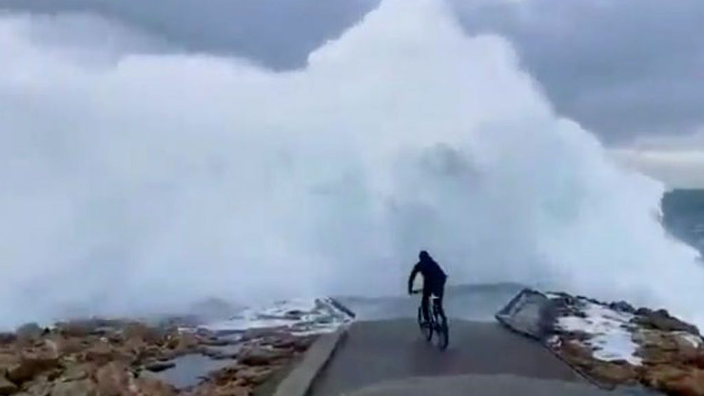 La temeridad de un ciclista a punto de ser engullido por una ola en Punta Herminia