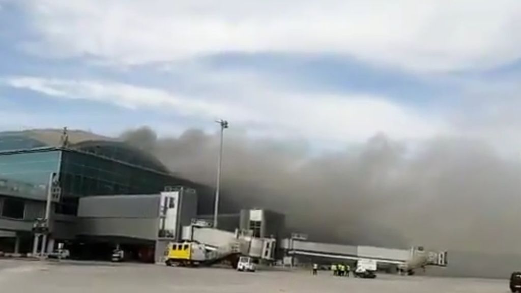 Un incendio en el aeropuerto de Alicante obliga a desalojar las instalaciones