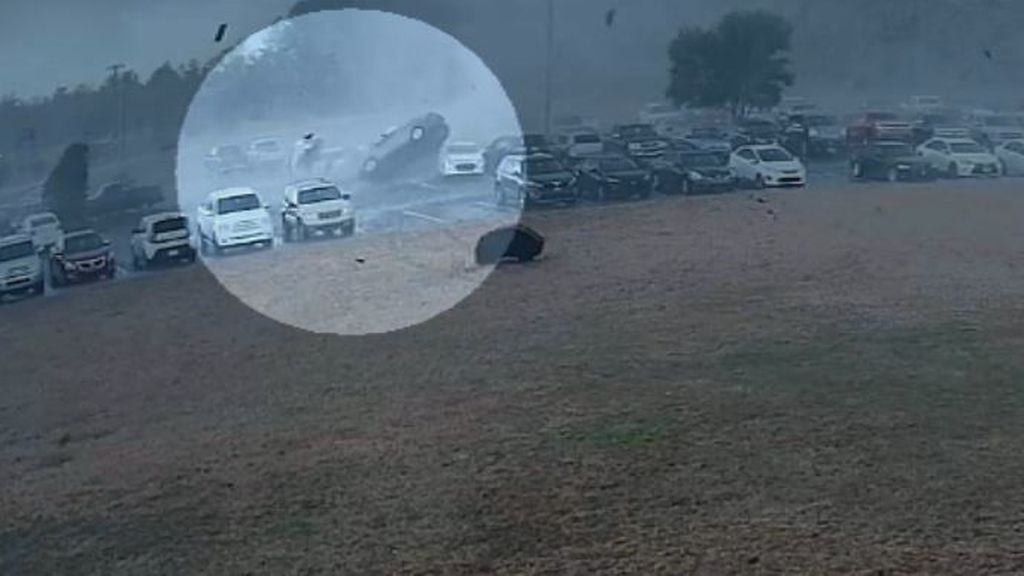 Un tornado hace volar por los aires varios coches como si fueran de juguete