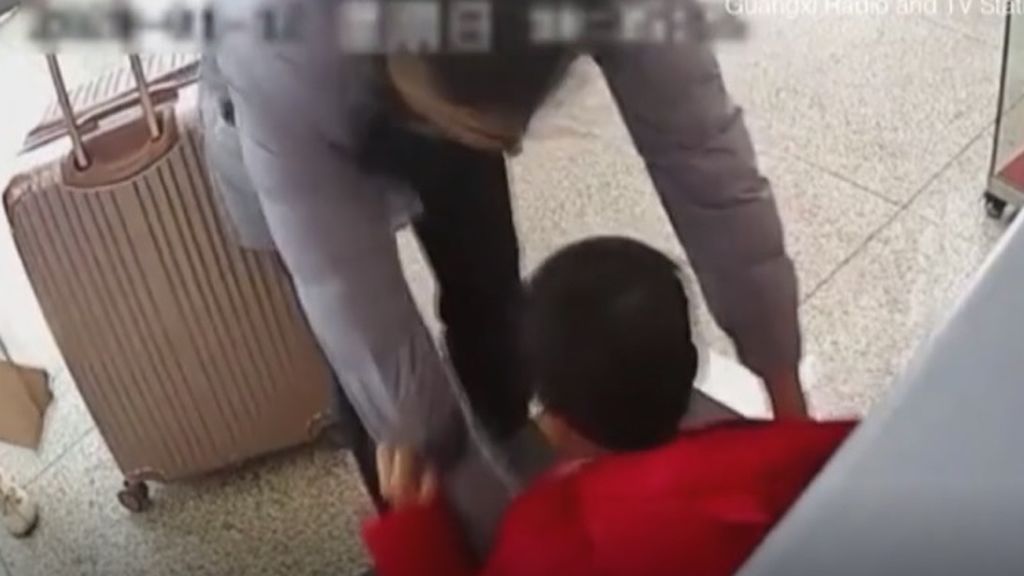 Un padre está pasando el control de seguridad del aeropuerto cuando mete sin querer a su hijo en la cinta