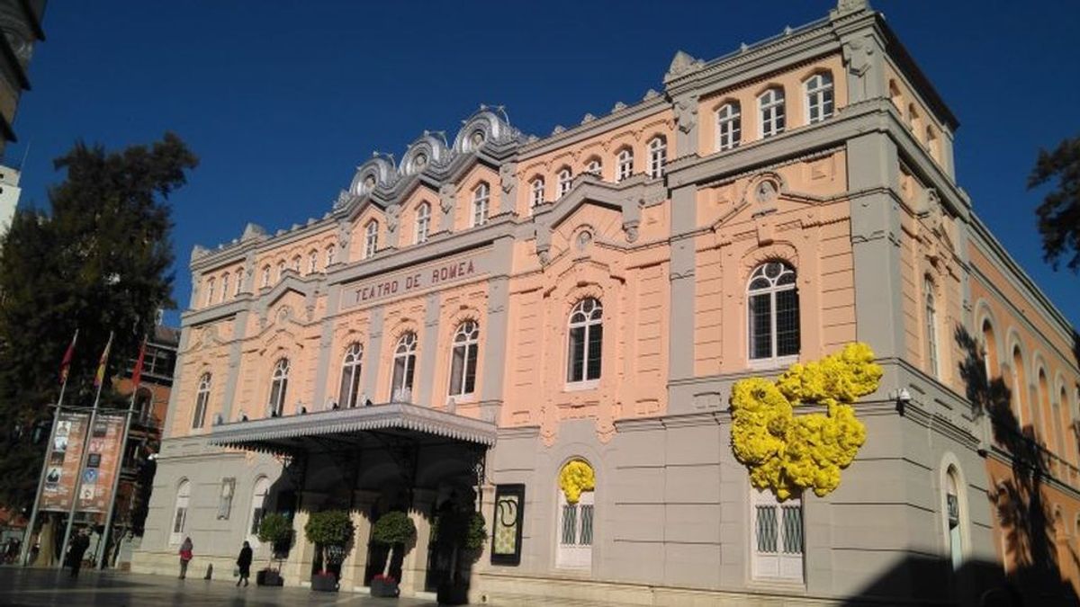 La nueva instalación en la fachada del Teatro Romea de Murcia ha sido calificada de ‘estridente’