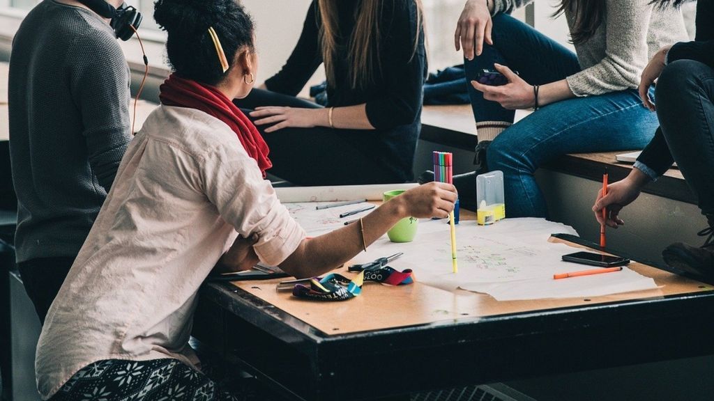 Pillan a una universitaria cargando su Satisfyer mientras estudiaba en la biblioteca: "Juntar trabajo y placer"