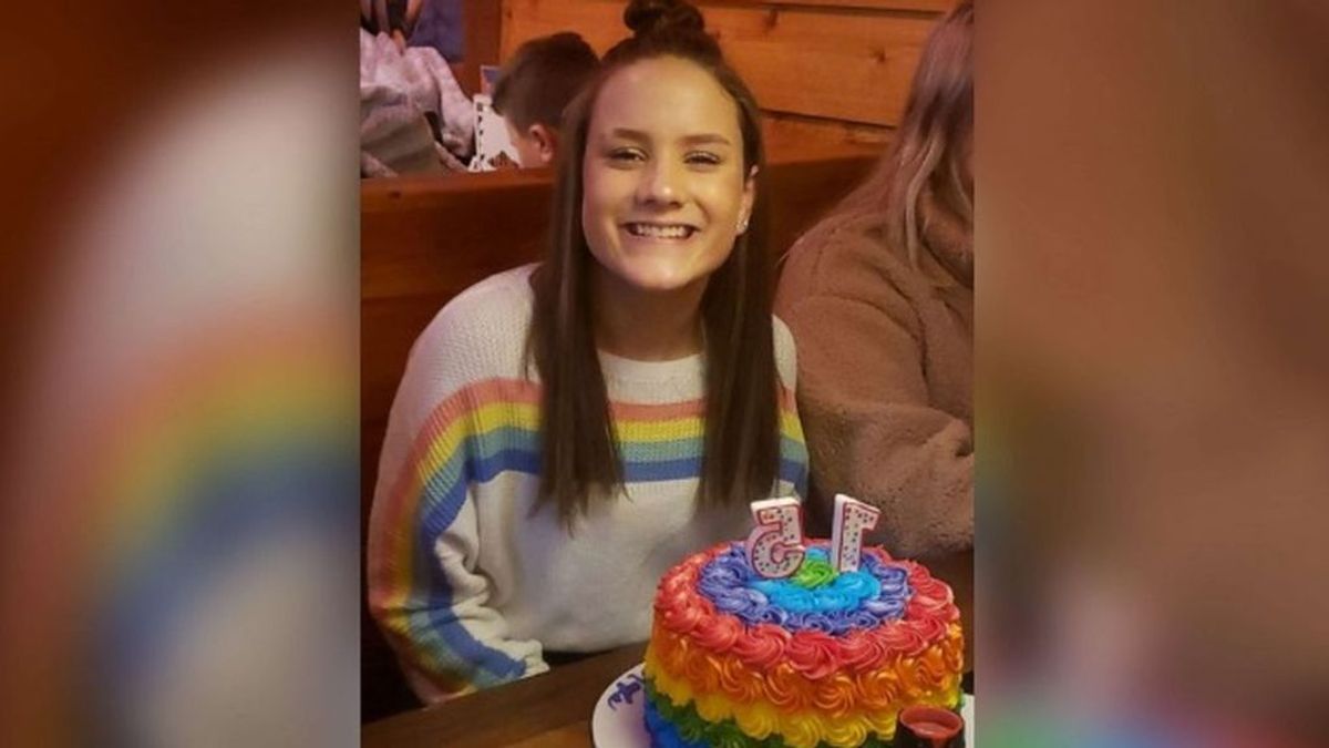 Una escuela cristiana expulsa a una niña por "representar el orgullo gay" al subir una foto con un suéter de arcoíris