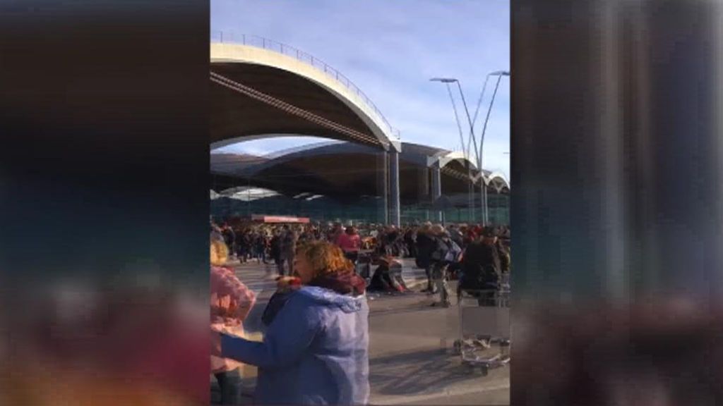 Pasajeros hacen cola en el aeropuerto de Alicante, cerrado tras un incendio