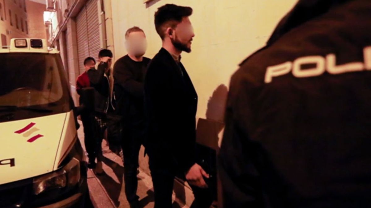 Los jóvenes afganos llegan a la comisaría detenidos Los jóvenes afganos llegan a la comisaría detenidos