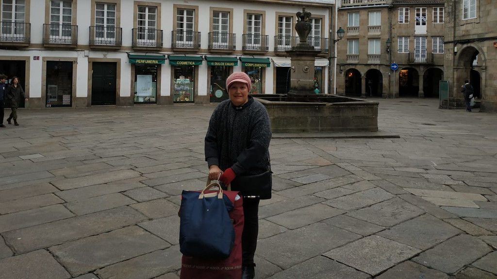 Chus recorre las calles de Santiago con un carrito en el que lleva los alimentos