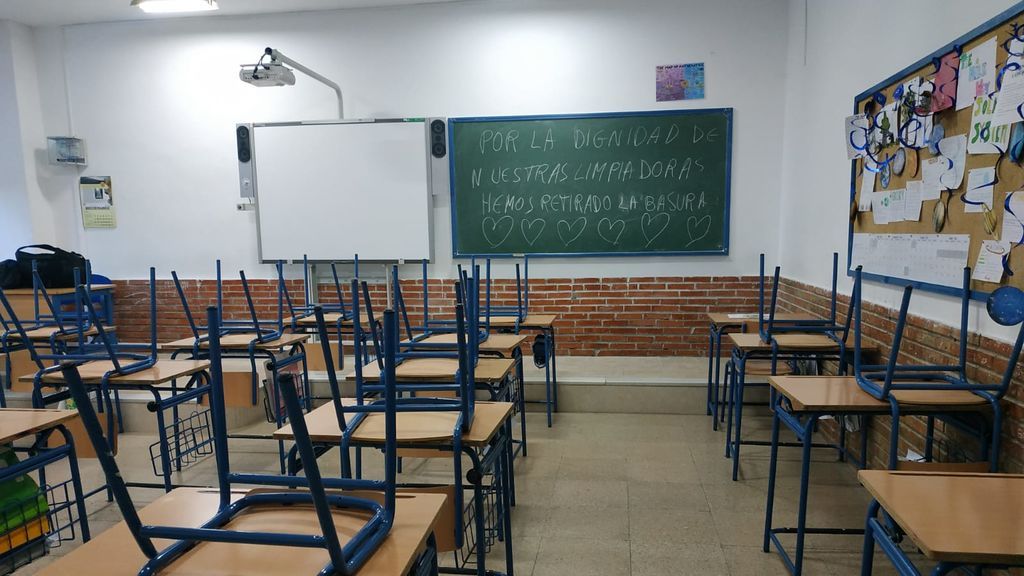 El emotivo gesto de los alumnos de un instituto de Córdoba con las limpiadoras del centro tras un mes de huelga El emotivo gesto de los alumnos de un instituto de Córdoba con las limpiadoras del centro tras un mes de huelga