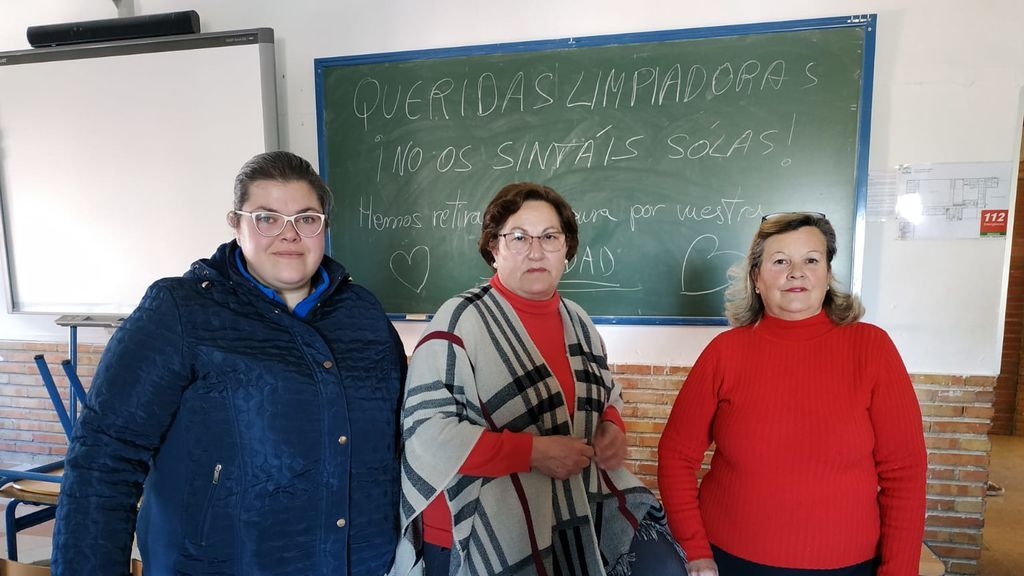 El emotivo gesto de los alumnos de un instituto de Córdoba con las limpiadoras del centro tras un mes de huelga