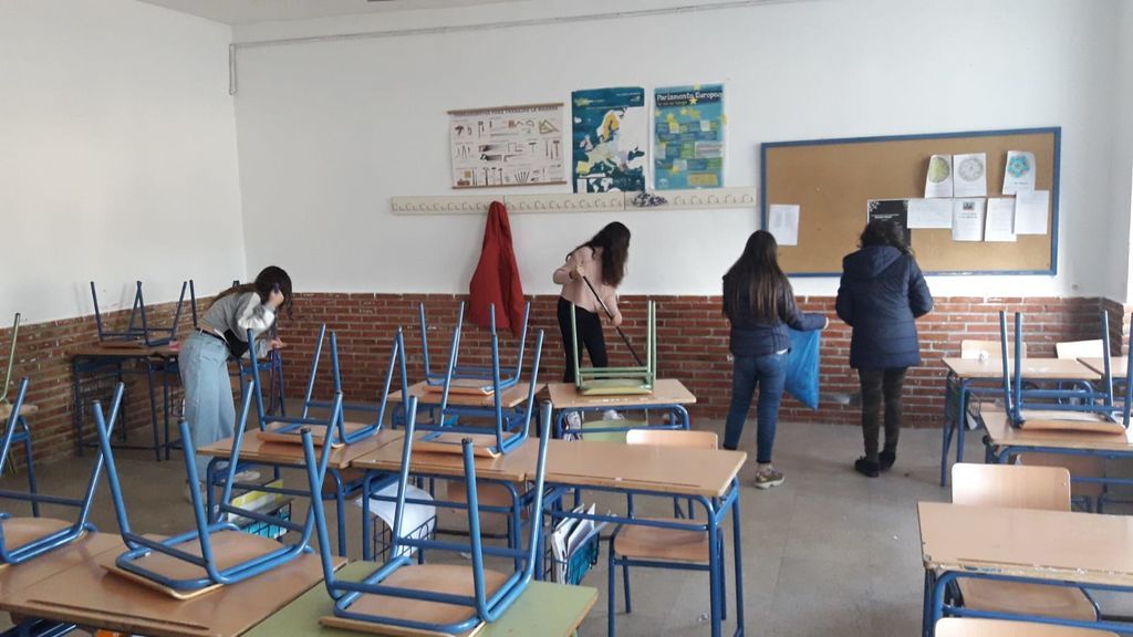 El emotivo gesto de los alumnos de un instituto de Córdoba con las limpiadoras del centro tras un mes de huelga