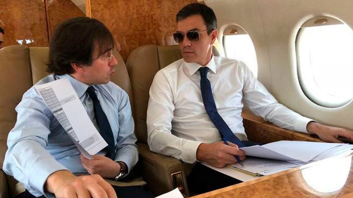 José Manuel Albares junto a Pedro Sánchez José Manuel Albares junto a Pedro Sánchez