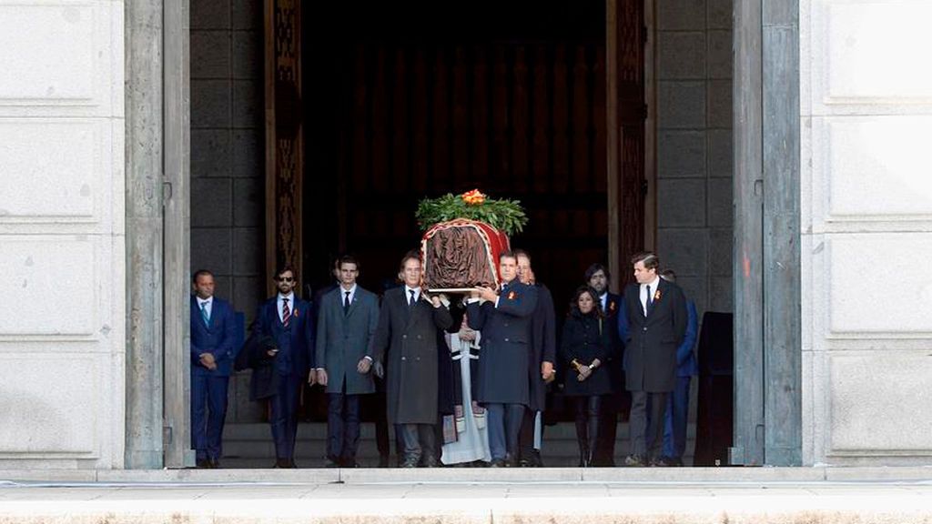Los restos de Franco salen del Valle de los Caídos Los restos de Franco salen del Valle de los Caídos