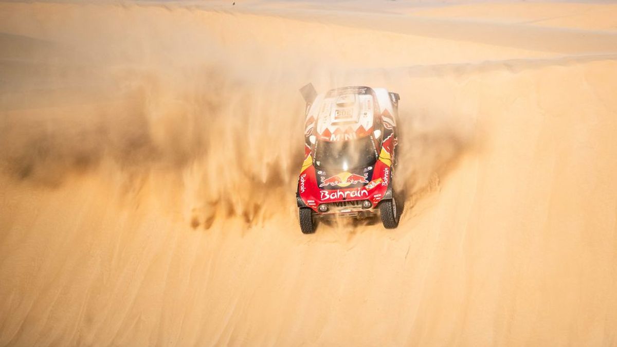 Carlos Sainz resiste el empuje de Al-Attiyah y saldrá líder en la última etapa del Dakar con más de 10 minutos de ventaja