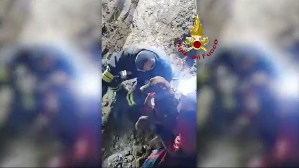 Los bomberos rescatan a dos perros sepultados bajo los escombros de una cantera tras 30 horas de trabajo