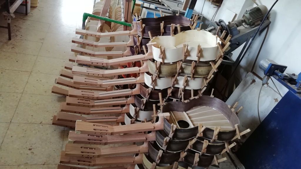 Detalle de guitarras en proceso de elaboración