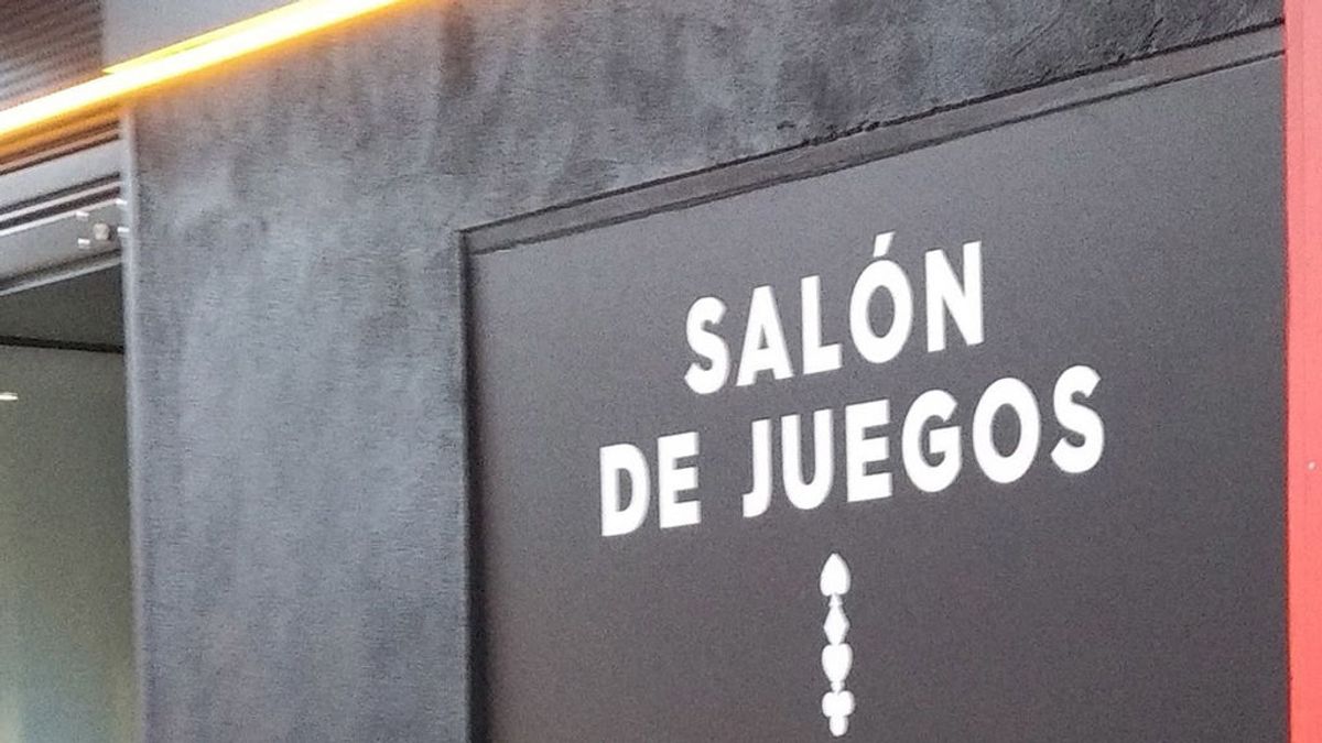 El madrileño barrio de Ibiza en guerra contra una casa de juego: "Los chavales van a poder apostar a la hora del recreo" El madrileño barrio de Ibiza en guerra contra una casa de juego: "Los chavales van a poder apostar a la hora del recreo"