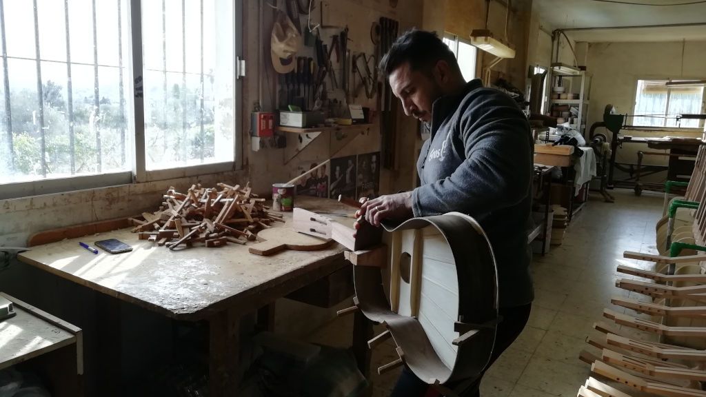 David Broseta encola el arco de una guitarra
