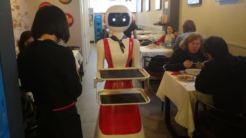 Camarero robot en restaurante chino de Bilbao Camarero robot en restaurante chino de Bilbao