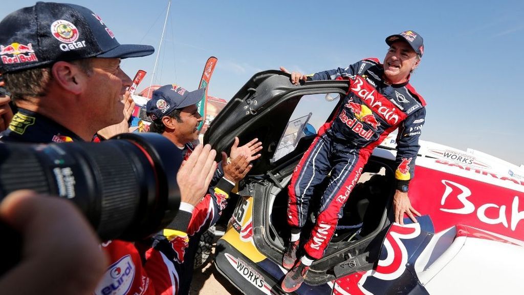 Carlos Sainz baja del coche nada más coronarse como campeón del Dakar 2020