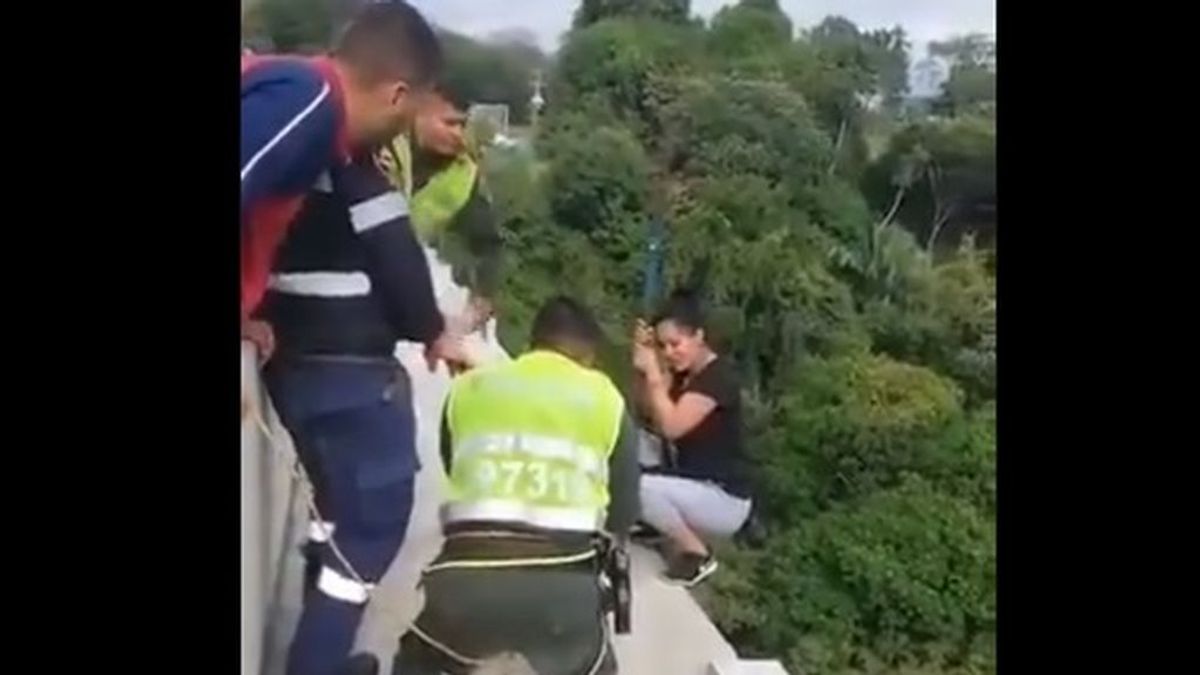 La policía salva 'in extremis' a una mujer que intentaba suicidarse lanzándose desde un puente