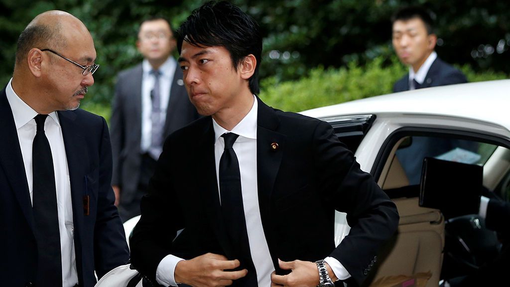 Guapo y transgresor: el ministro que revoluciona Japón con su baja por paternidad Guapo y transgresor: el ministro que revoluciona Japón con su baja por paternidad