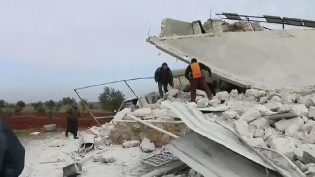 Rescatan con vida a una niña bajo los escombros de un edificio en Alepo (Seria) tras días de bombardeos