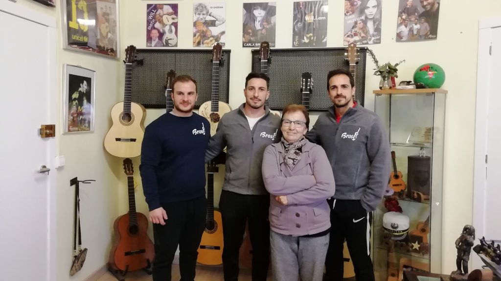 Herminia Monroy con sus tres nietos Juan, David y Adam Broseta.