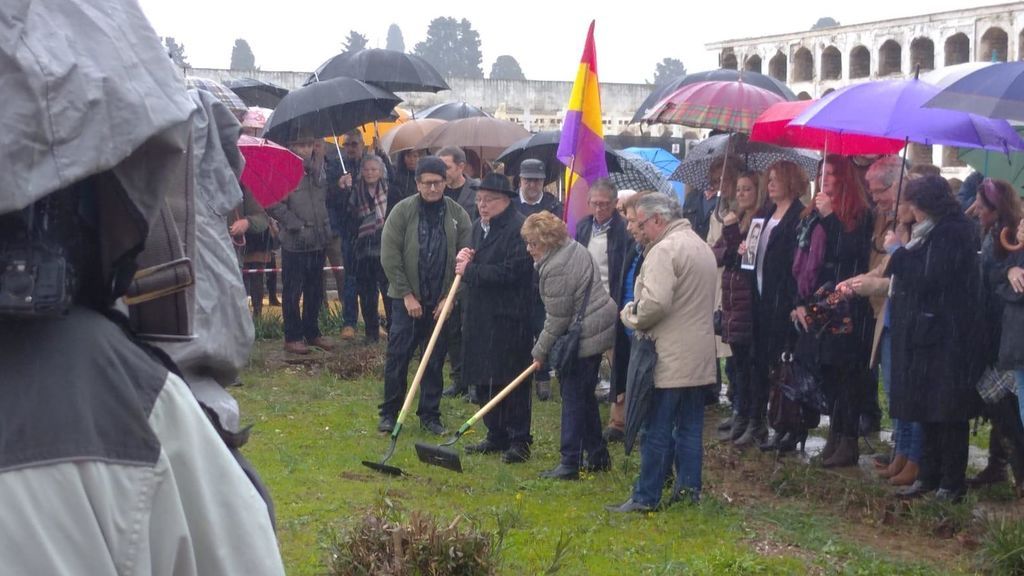 Arranca la exhumación en Sevilla de una fosa común con más de mil represaliados por el régimen franquista Arranca la exhumación en Sevilla de una fosa común con más de mil represaliados por el régimen franquista