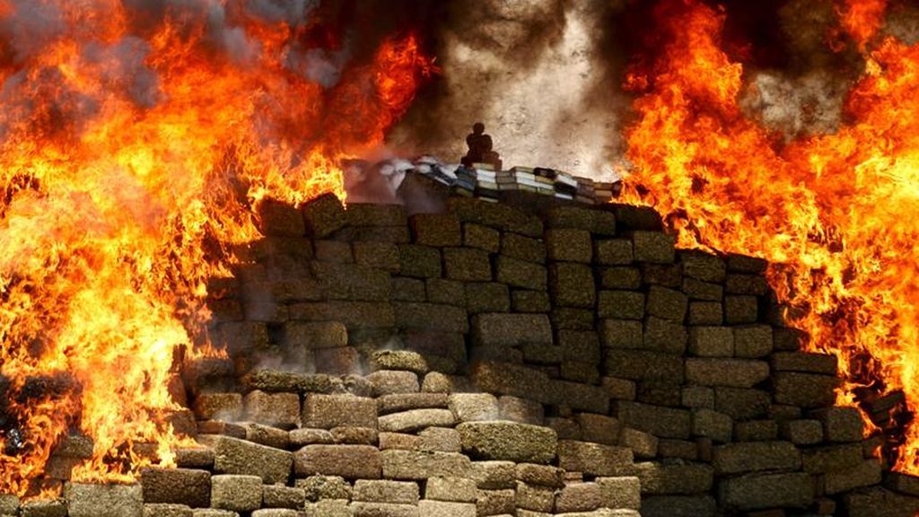 Un grupo de policías de Indonesia 'droga' a un pueblo entero tras quemar 3 toneladas de marihuana Un grupo de policías de Indonesia 'droga' a un pueblo entero tras quemar 3 toneladas de marihuana