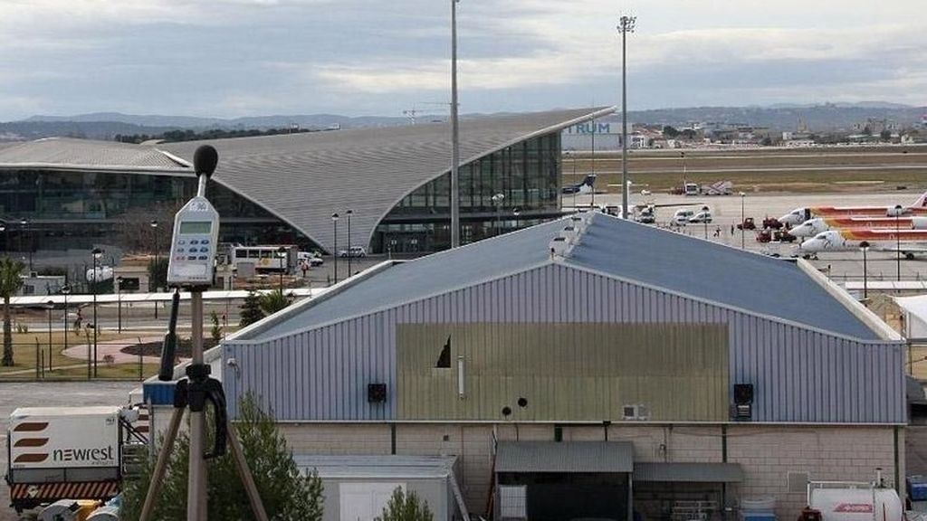 Muere un hombre de 73 años en el aparcamiento del Aeropuerto de Valencia Muere un hombre de 73 años en el aparcamiento del Aeropuerto de Valencia