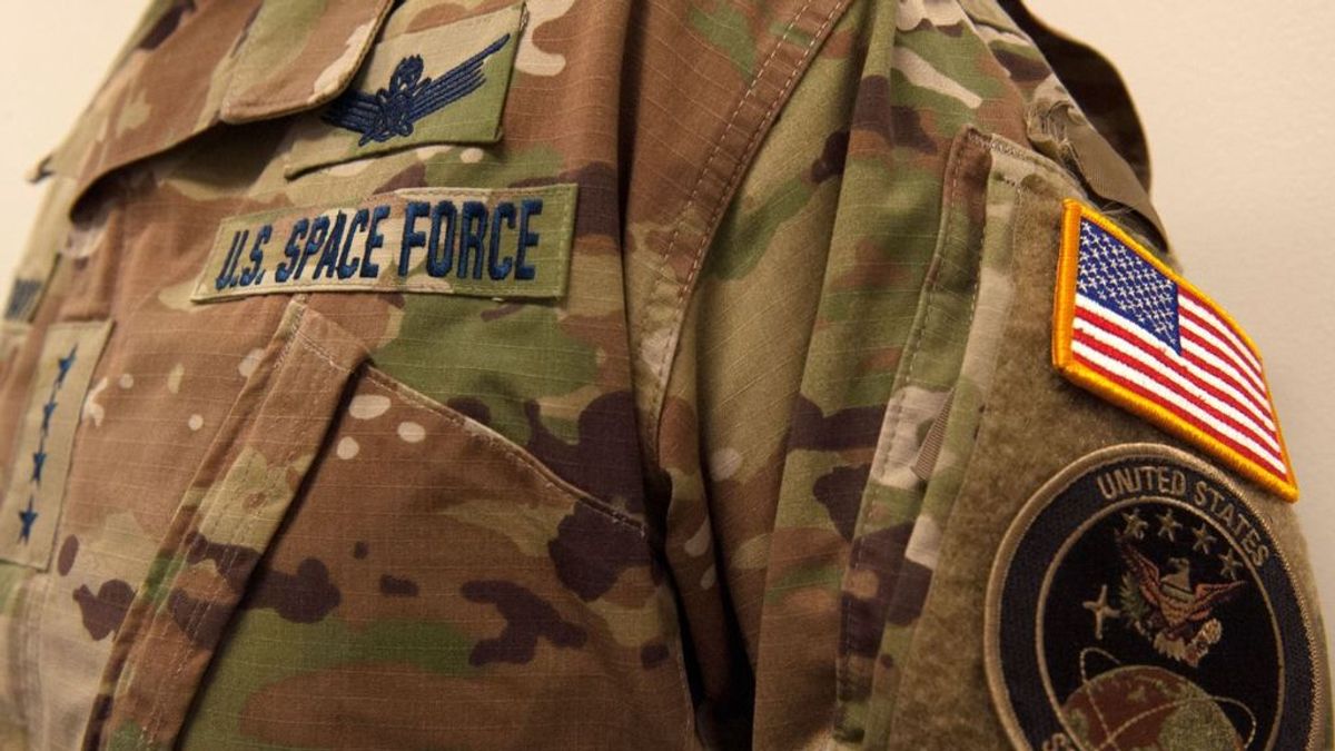 Las Fuerzas Espaciales de EE.UU. presentan sus nuevos uniformes y las redes estallan: "Es una medida para ahorrar" Las Fuerzas Espaciales de EE.UU. presentan sus nuevos uniformes y las redes estallan: "Es una medida para ahorrar"