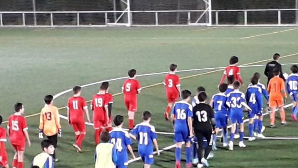 Expulsan a un entrenador por denunciar los insultos de un padre a un portero de 14 años: "Eres un gordo" Expulsan a un entrenador por denunciar los insultos de un padre a un portero de 14 años: "Eres un gordo"