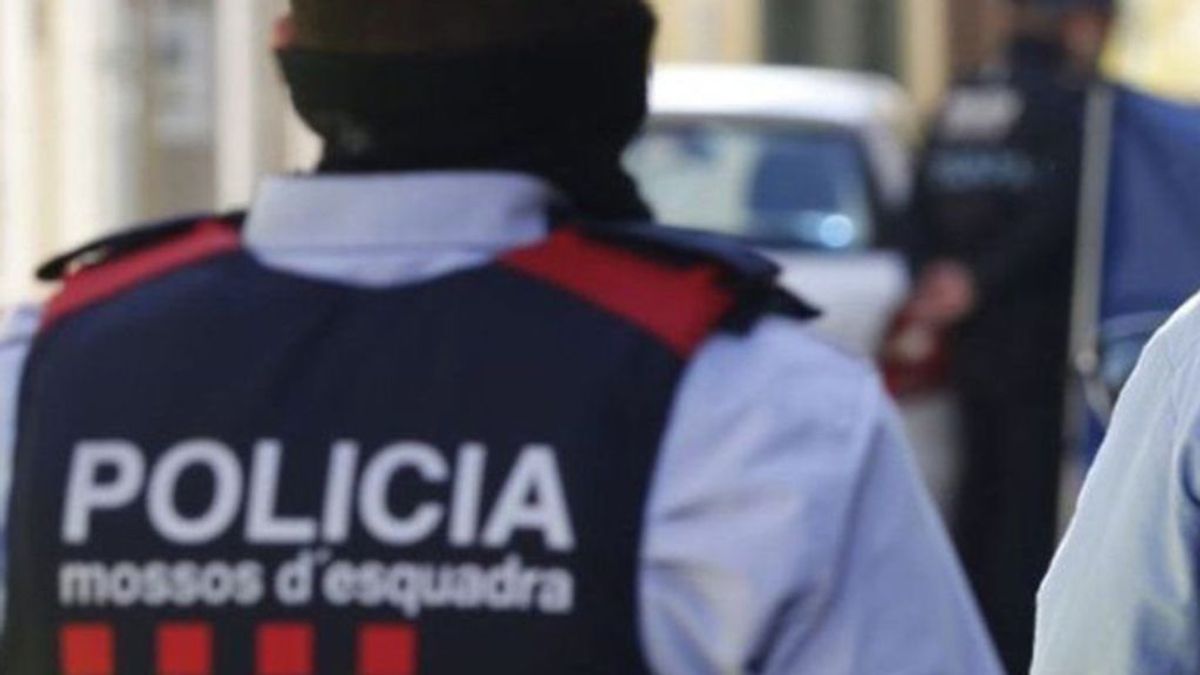 Hallan el cadáver de una persona en la calle Portal de Barcelona tras sofocar un incendio