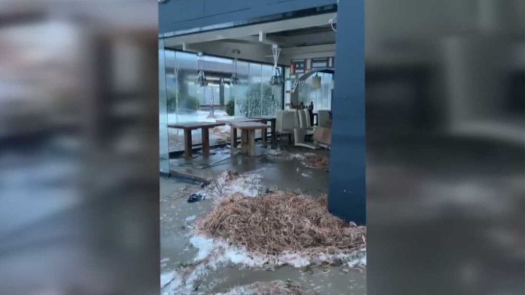 El agua en Jávea ha entrado en restaurantes y locales del paseo marítimo