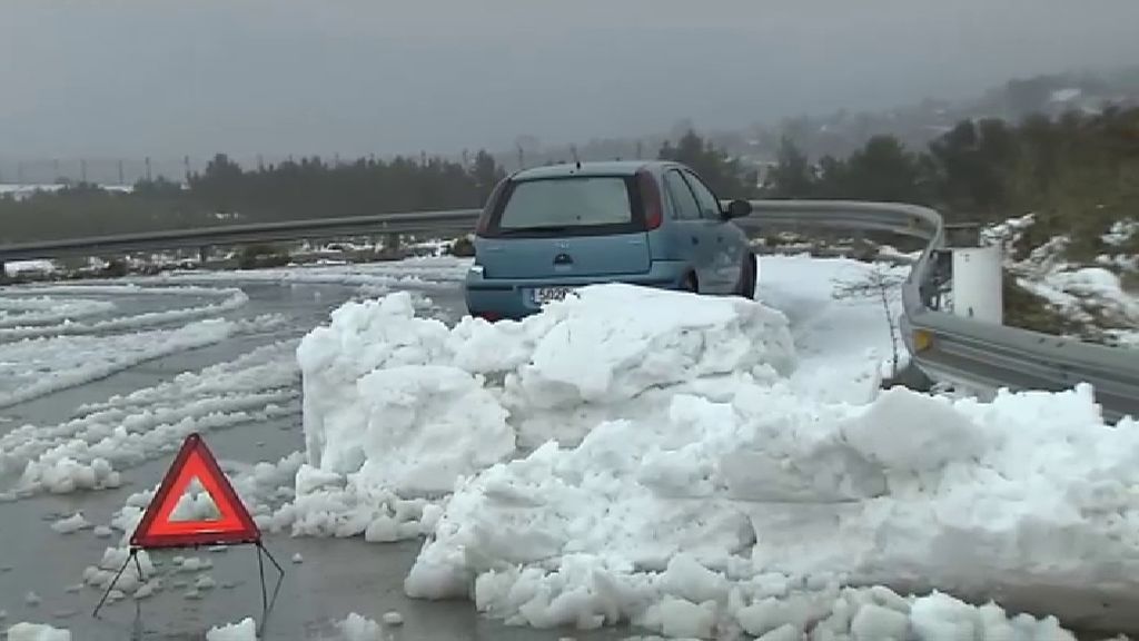 La borrasca Gloria obliga a cortar decenas de carreteras en Alicante y Valencia