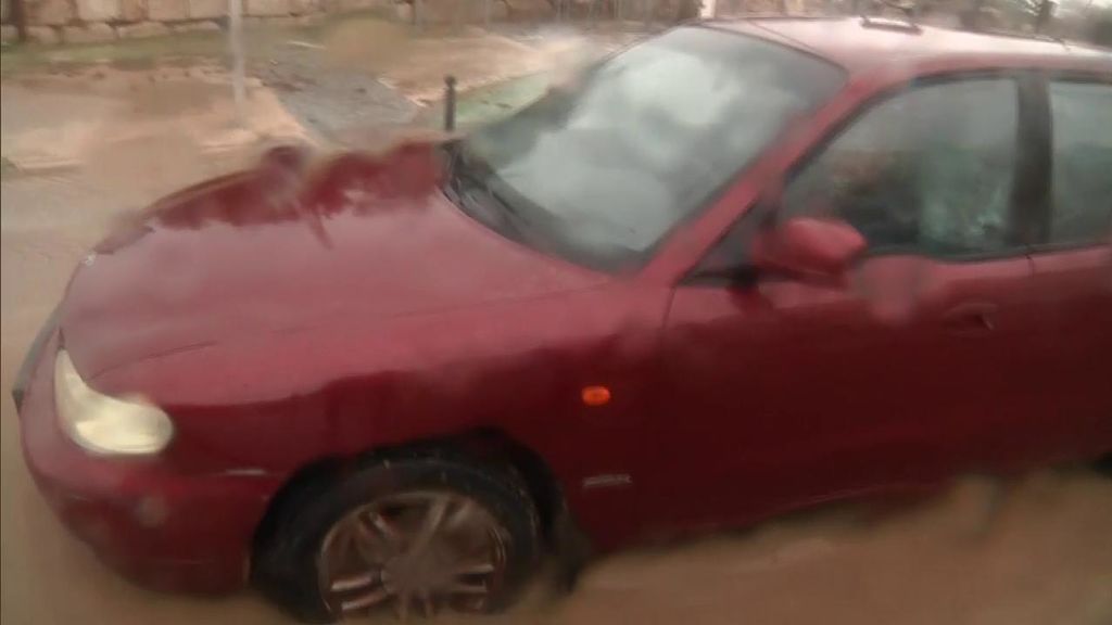 Ana Rosa habla con un hombre atrapado en su coche en Denia