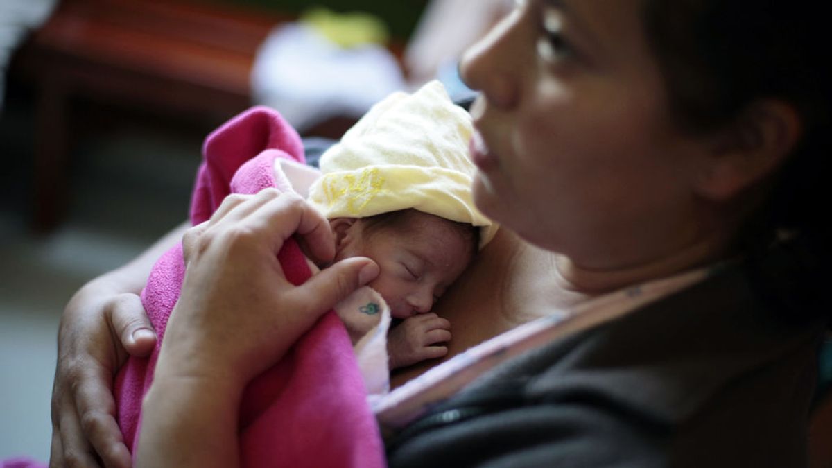 La supervivencia de los bebés prematuros aumenta si la madre lo sostiene próximo a su cuerpo, según un estudio