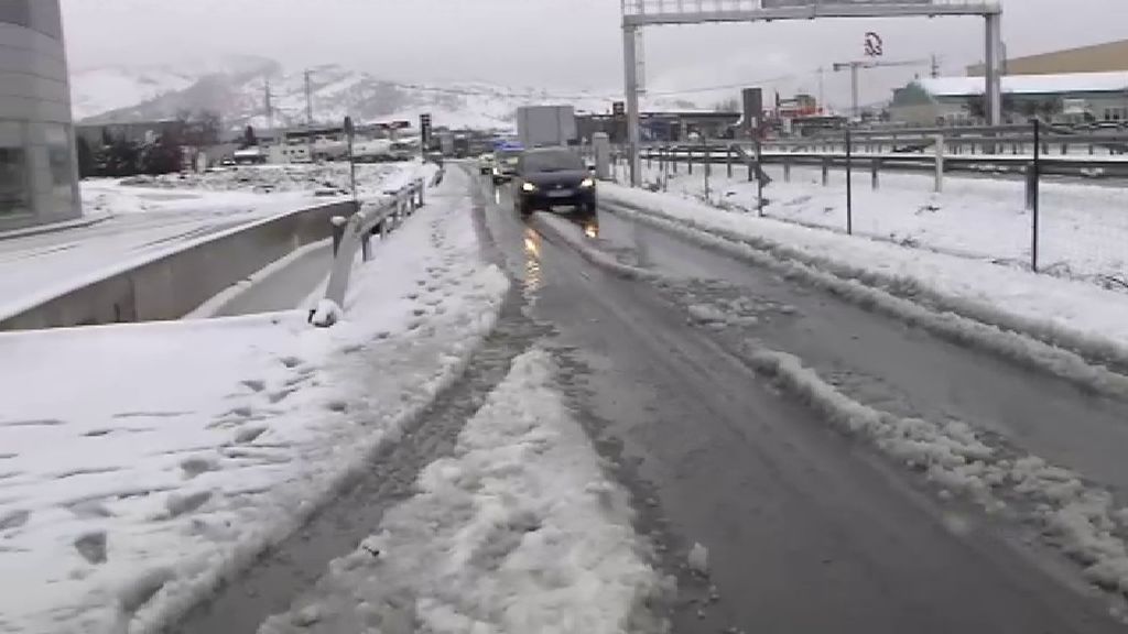 La nieve complica la circulación en la A31 y llega hasta Albacete