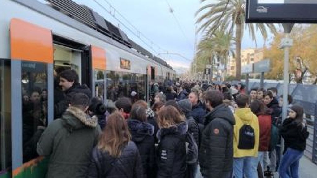 El maquinista de un Cercanías de Barcelona ordena bajar al pasaje porque había cumplido su jornada laboral El maquinista de un Cercanías de Barcelona ordena bajar al pasaje porque había cumplido su jornada laboral