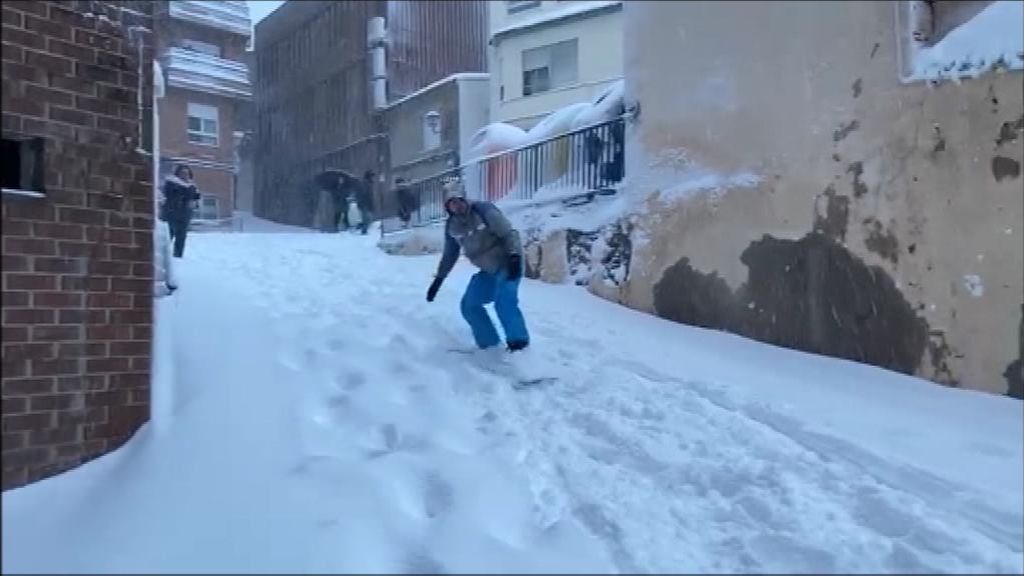 La borrasca Gloria: vecinos esquiando por las calles de Banyeres de Mariola