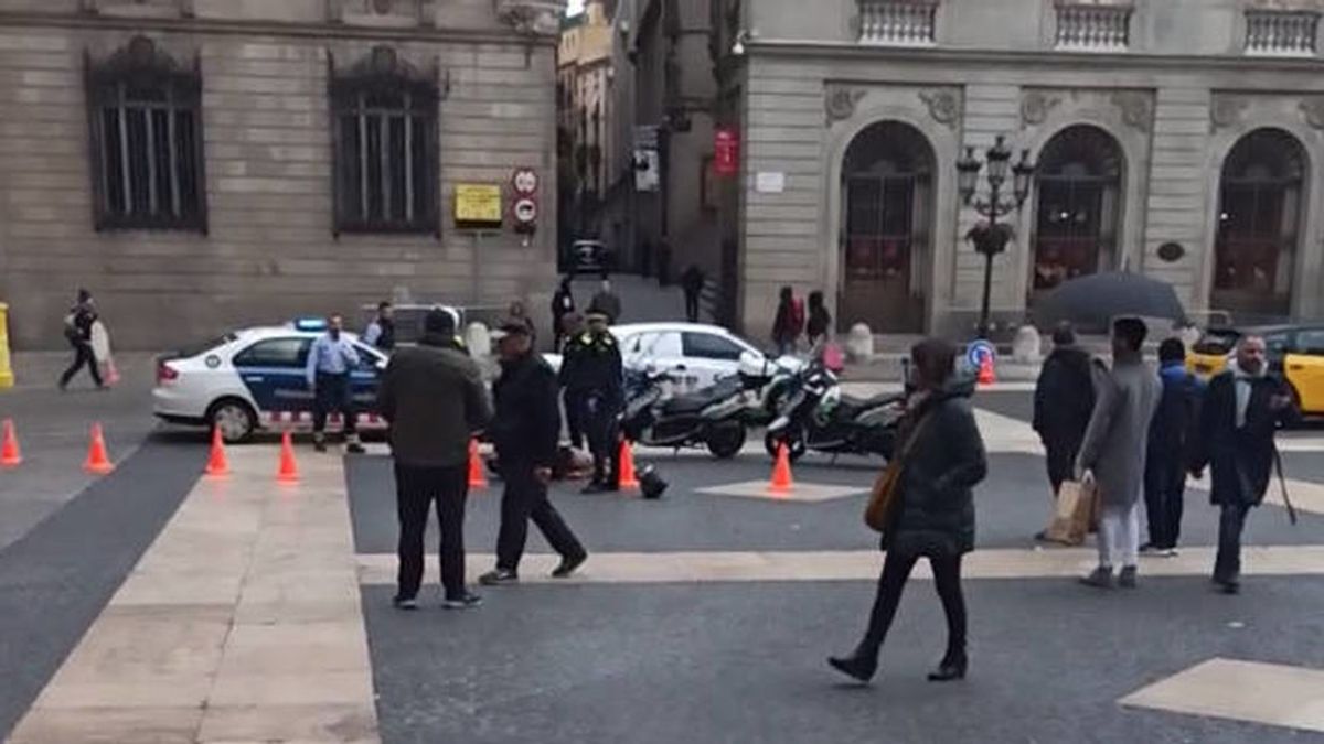 Apuñalado un trabajador del Ayuntamiento de Barcelona junto a la plaza Sant Jaume Apuñalado un trabajador del Ayuntamiento de Barcelona junto a la plaza Sant Jaume