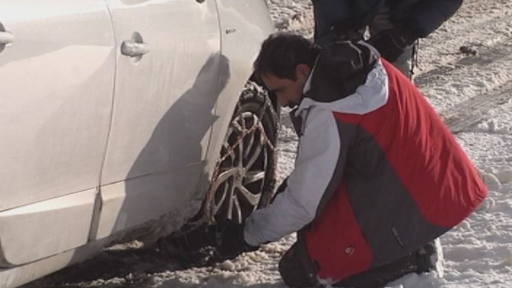 Las fuertes nevadas obligan a poner las cadenas en numerosas carreteras