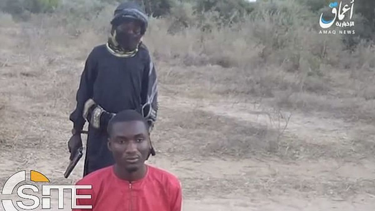 Otro brutal vídeo de ISIS: un niño de 8 años ejecuta a un prisionero nigeriano a sangre fría