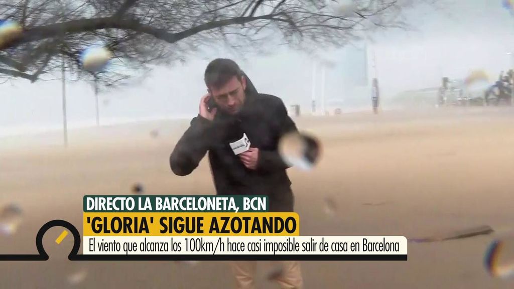 Arena en la cara y viento huracanado: la complicada conexión de Marc Calderó desde la Barceloneta